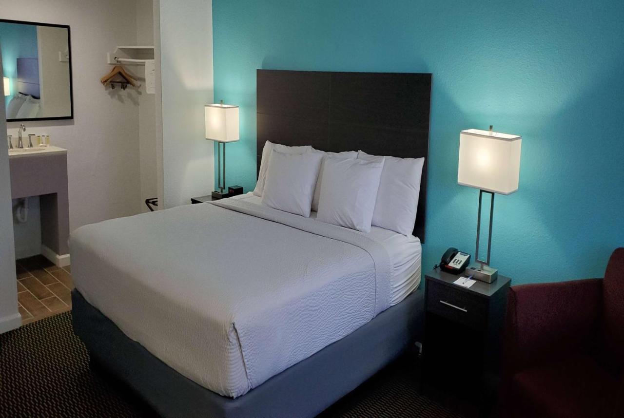 Travelodge By Wyndham Livonia Canton Novi Detroit Area Экстерьер фото